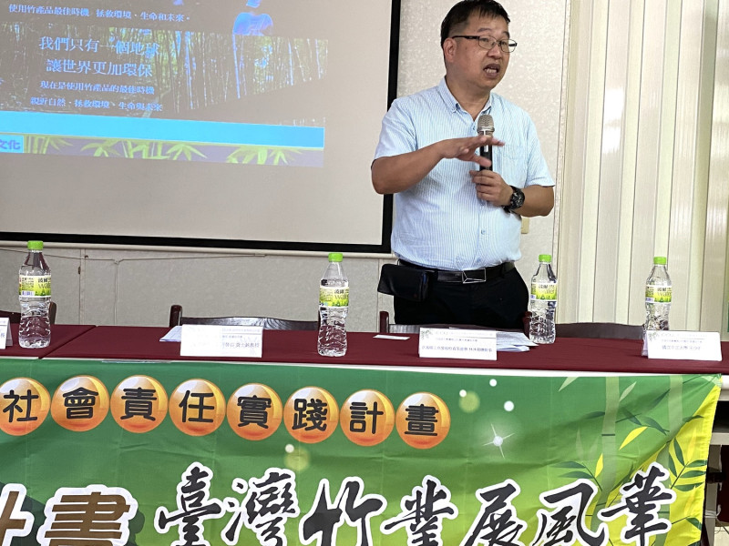 中正大學研發長黃士銘分享竹炭在養殖水質改善的運用。   圖：中正大學/提供