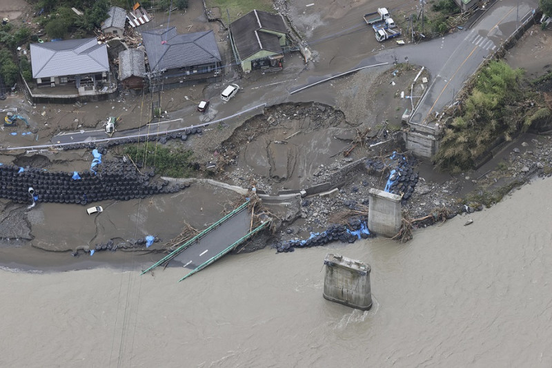 日本九州受到數十年一見的暴雨侵襲，已有至少66人喪命。(圖為熊本縣八代市一座倒塌的橋)   圖：達志影像/美聯社