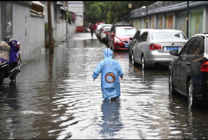 中國黨媒《人民日報》今(10)日下午指出，中國共有27省，3020萬人遭受洪澇災害。   圖：翻攝自人民日報