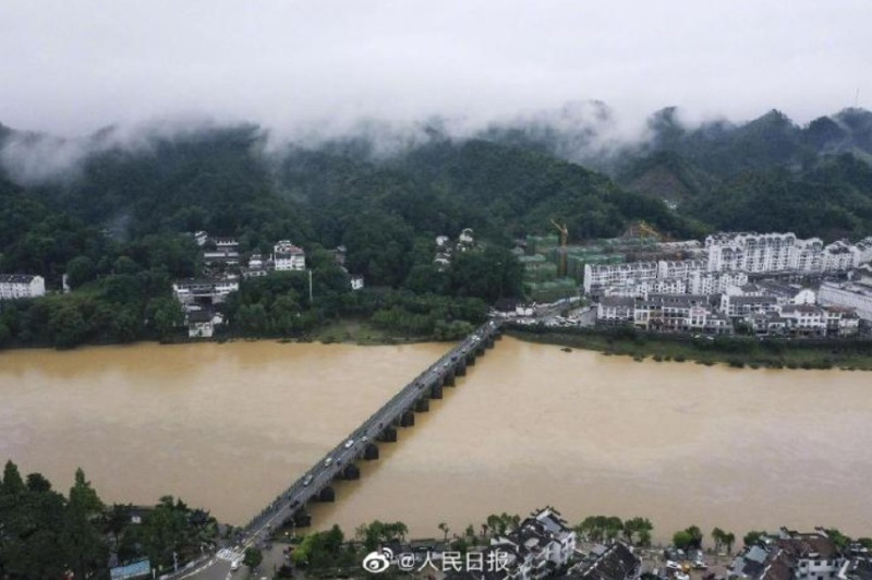 此次災害導致中國有2.2萬間房屋倒塌。   圖：翻攝自人民日報