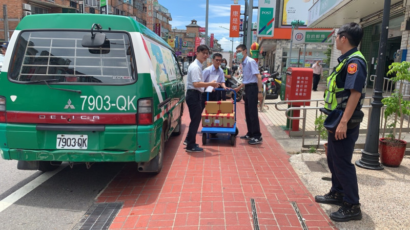 警方在各郵局門口嚴加戒備護送三倍券安全送達。   圖：蘆竹分局／提供