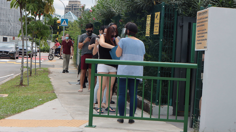 新加坡10日舉行國會大選，選舉結果於11日凌晨揭曉。圖為雅德小學投票站選民排隊投票。   圖：中央社提供