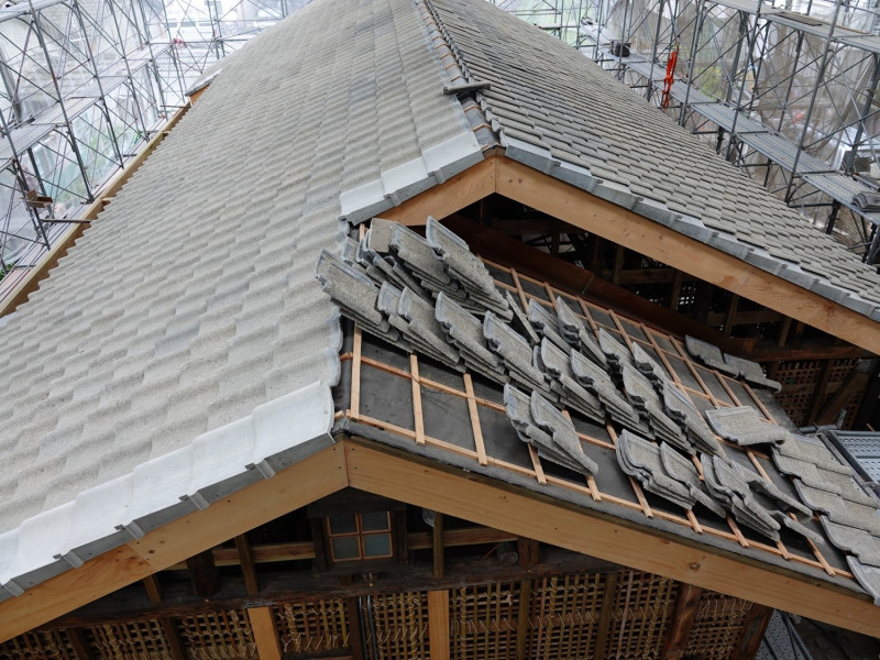 潭子國小日式校舍的屋頂，依傳統工法進行修復。   台中市文化局/提供