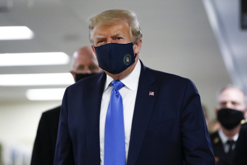 美國總統川普首度戴口罩公開亮相。   圖：達志影像／美聯社