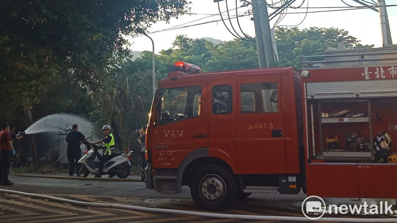 消防局出動三輛消防車。   圖：楊奕珮