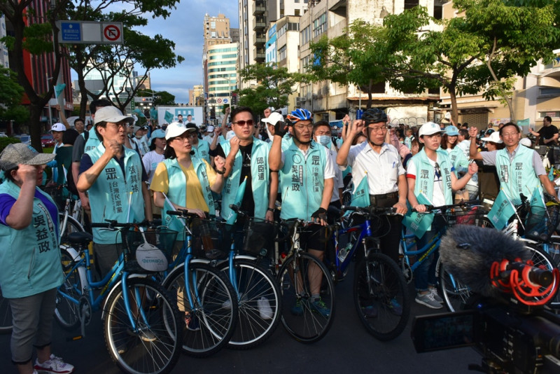 吳益政從市議會騎單車參加競選總部成立大會。   圖：孫家銘/攝