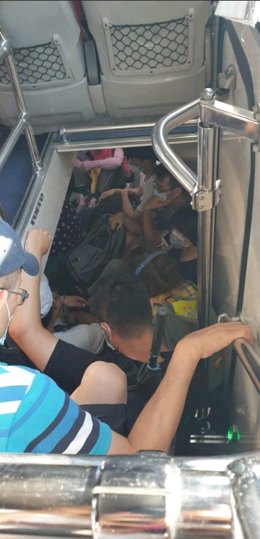 「台灣好行」從台東轉運站至鹿野高台接駁車被爆超載，下層放置行李夾層擠滿乘客。   圖：翻攝自爆料公社