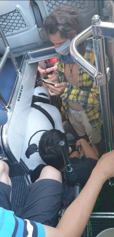 「台灣好行」從台東轉運站至鹿野高台接駁車被爆超載，階梯上、門邊都坐滿乘客。   圖：翻攝自爆料公社