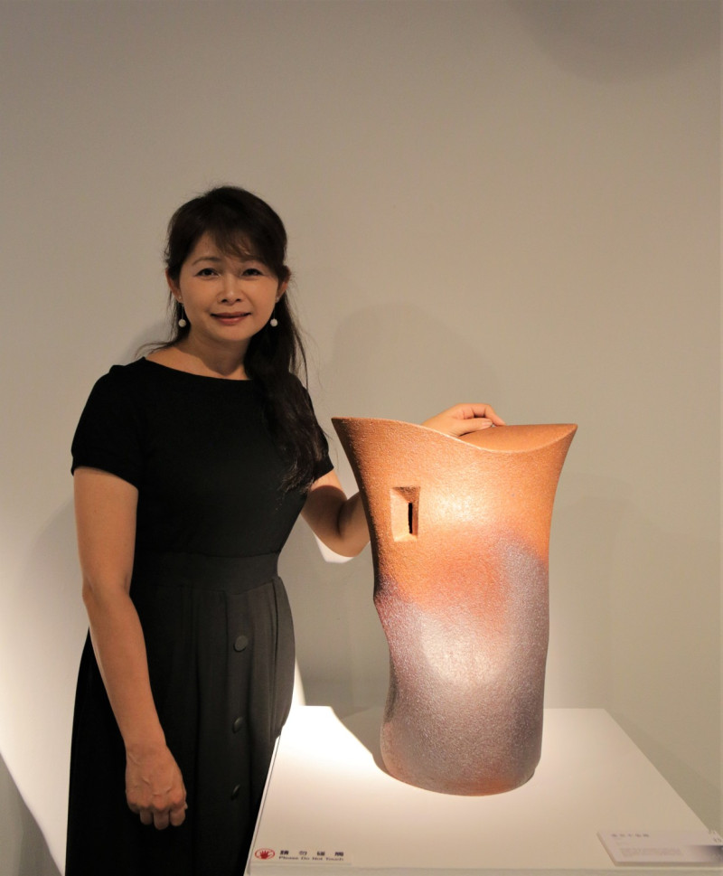 曾經是鍍金科技新貴近18年的賴羿廷，戰全職陶藝家，首次陶藝個展於陶博館展出至8月9日。    圖：鶯歌陶瓷博物館提供