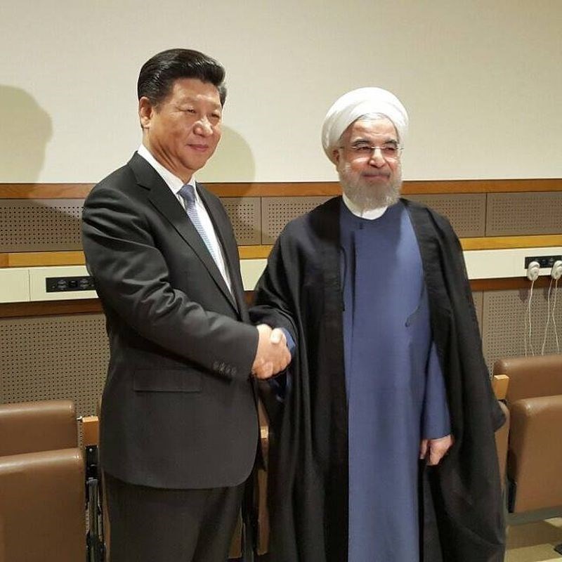 「紐約時報」報導，伊朗和中國計劃簽署長達25年合作協議，內容涵蓋貿易投資和軍事安全層面。圖為2015年中國國家主席習近平 （左起）與伊朗總統羅哈尼會面。   圖：取自facebook.com/HRouhaniOfficial