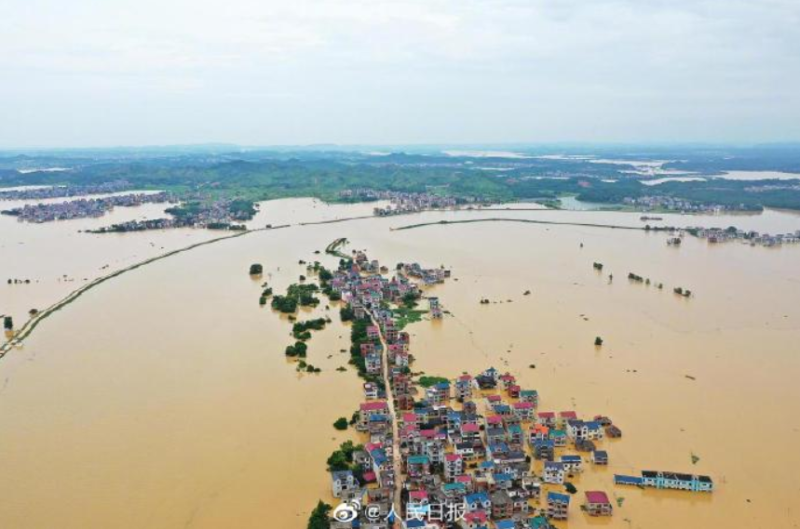 自6月以來，中國暴雨不斷，已造成27省(區、市)共3789萬人次受災。   圖：翻攝自人民日報