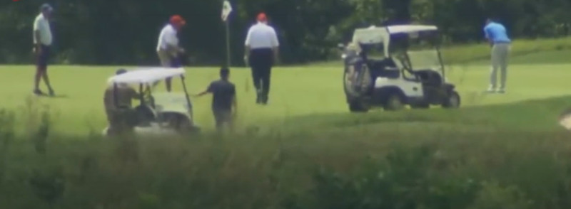 川普於上班時間打高爾夫球。   圖：翻攝自環視頻。
