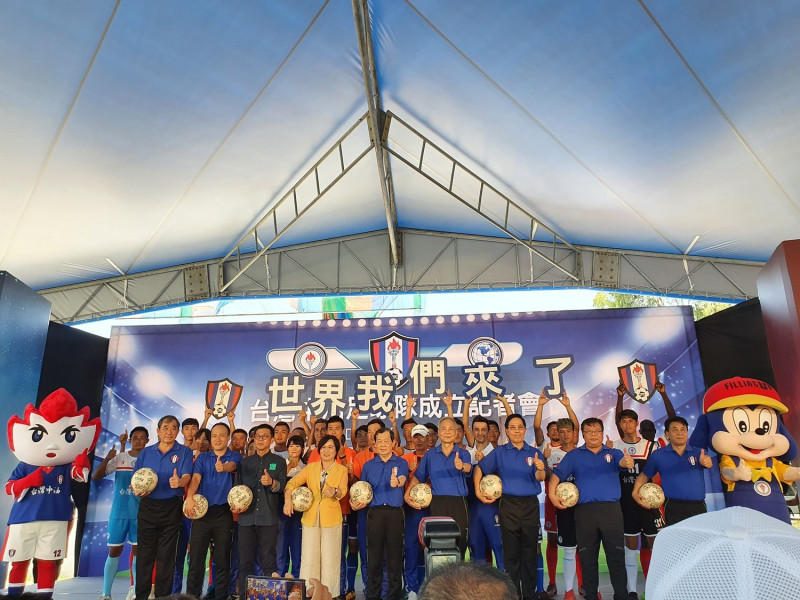 台灣中油13日上午在高雄煉製事業部宣布成立「台灣中油足球隊」像外界宣示「世界，我們來了！」   圖：擷取至民進黨許智傑臉書