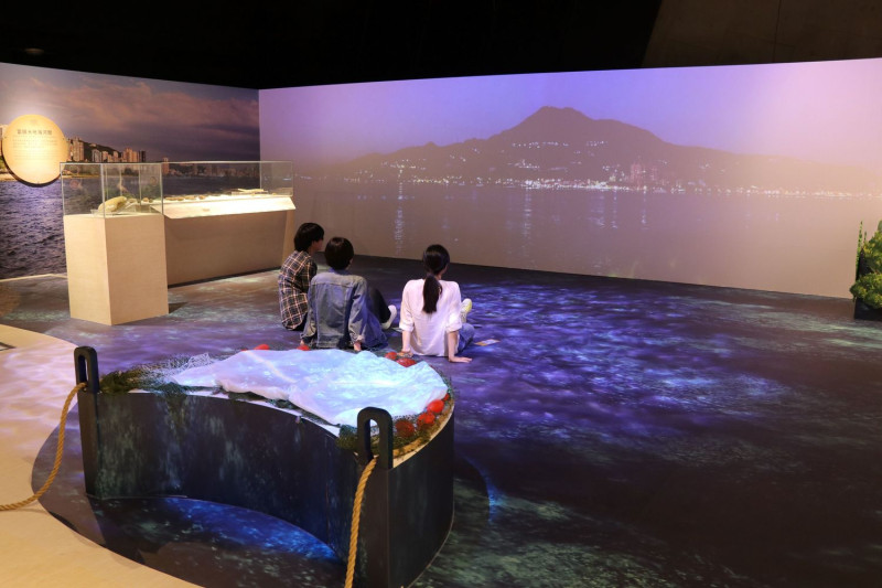 「山水八里—八里人文與自然特展」可淡水河口美景透過投影環景裝置，在展場中呈現。   圖：十三行博物館提供