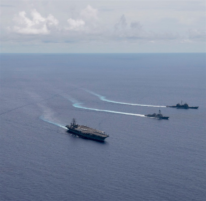 美國國務卿蓬佩奧13日表示，與東南亞國家站在一起，中國爭取南海爭議水域的資源完全不合法。圖為美國海軍航空母艦6日在南海進行演習。   圖：翻攝取自facebook.com/USPacificFleet