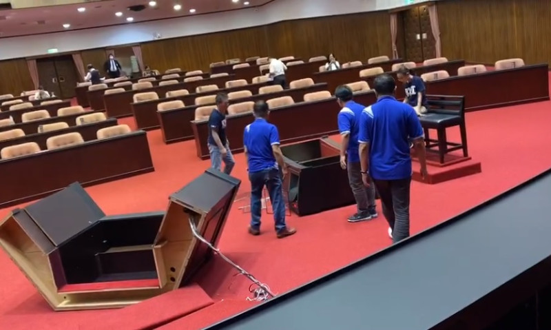 藍委今早搶佔主席台，並當場將備詢台摔爛。   圖：翻攝自Youtube