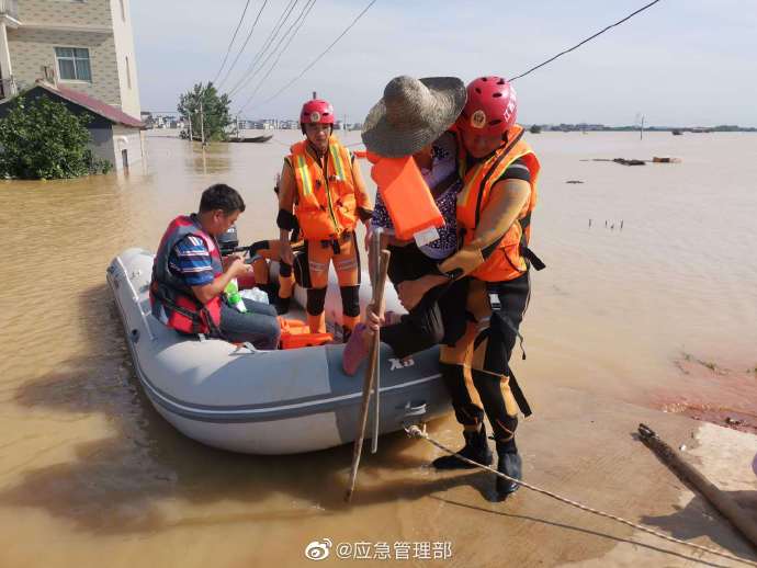 中國連日豪雨造成洪災不斷，目前已3873萬人次受災，緊急撤離224.6萬人，還有141人死亡、失蹤，災情相當慘重。   圖：翻攝自微博