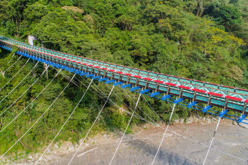 溪口吊橋橋身絢麗，303公尺橫跨大漢溪谷，建好後便成為旅遊新亮點。   圖：翻攝自桃園觀光導覽網