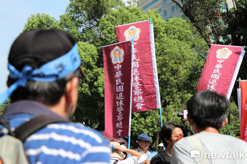 活動現場出現中華民國退休警察總會旗幟。   圖：謝孟華/攝