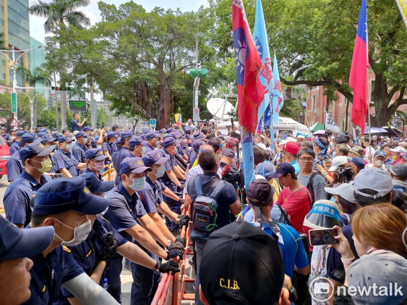 國民黨與支持者想前往濟南路抗議，但遭到警方阻擋。   圖：黃建豪／攝