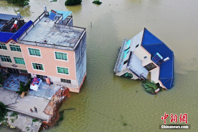 中國境內連日暴雨，造成鄱陽湖周遭住戶房屋倒塌淹沒。   圖：中新網