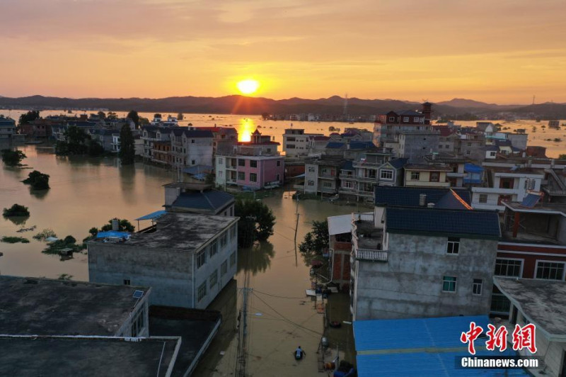 中國境內連日暴雨，造成鄱陽湖周遭住戶房屋淹沒。街道變成河流。   圖：中新網