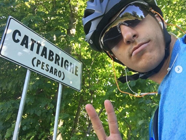 一名20歲的希臘大學生克萊恩被困在大學的就讀地蘇格蘭，由於近日疫情的流行導致他回到雅典的航班被取消，因此克萊恩決定用自行車騎回家鄉，即使這代表他需騎將近2175哩的路長。   圖：截取自 Instagram