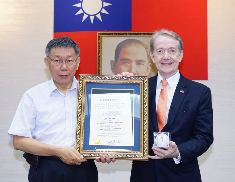 台北市長柯文哲今(14)日頒贈「台北市榮譽市民狀」給紀維德。   圖取自荷蘭在台辦事處臉書。