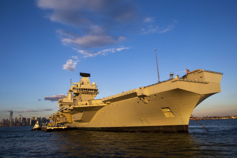 2017年開始服役的「伊麗莎白女王號」，排水量約6.5萬噸、全長約280公尺，該艦與其姊妹艦威爾斯親王號是皇家海軍有史以來建造的最大的艦艇。   圖：達志影像/美聯社