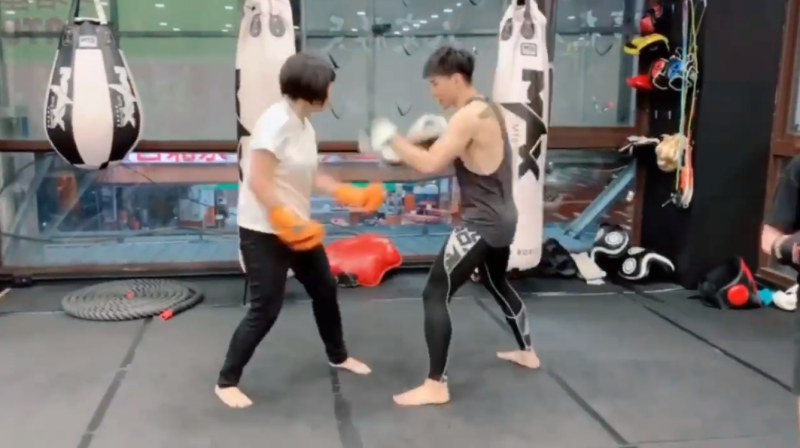 鄭孟洳透過練拳讓自己在4個多月瘦近30公斤。   圖：翻攝自鄭孟洳臉書影片