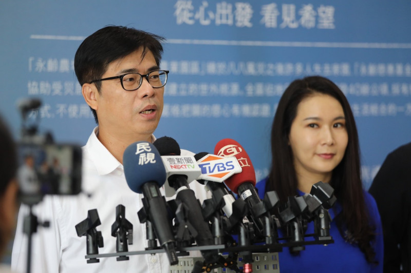 陳其邁(左)與劉宥彤接受記者聯訪。   圖：陳其邁競辦/提供