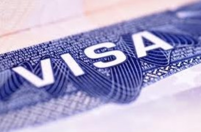 美國在台協會自7月15日起，開始恢復例行的簽證服務，優先處理學生及交換訪客簽證（F、M、J）。   圖：翻攝自美國在台協會臉書