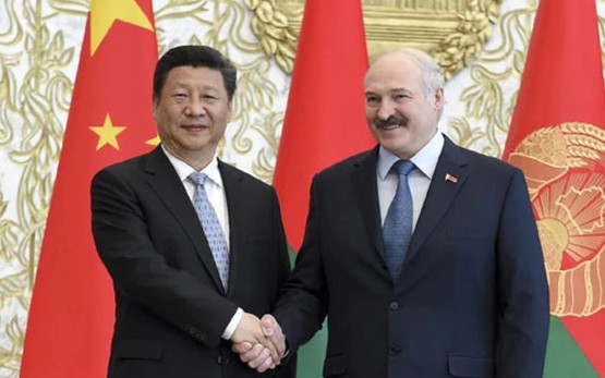 執政26年的白俄羅斯現任總統魯卡申柯與取消國家主席任期制的中國領導人習近平開心合照。   圖：翻攝新華網