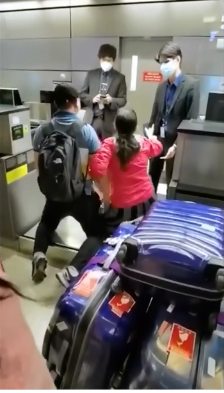1對疑似中國父女（前）在美國洛杉磯機場無法登機，最後雙雙跪倒在機場人員面前，求上飛機。   圖：翻攝自戲中人程老師微博