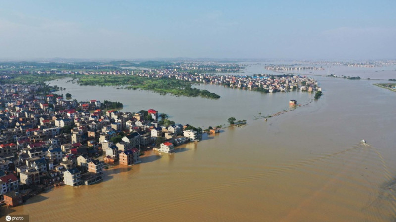 鄱陽湖潰堤，許多農田都被洪水淹沒。   圖 : 翻攝自環球網