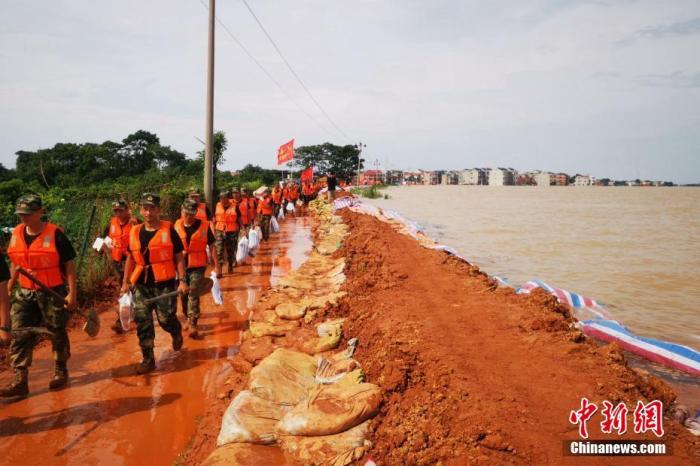 7月11日下午，在江西鄱陽昌江圩堤，搶救人員不斷增加。   圖：中新網