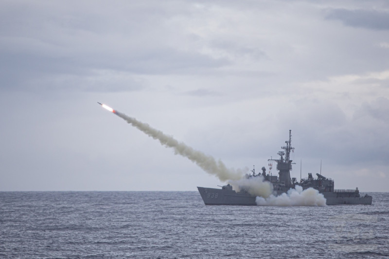 海軍寧陽軍艦發射魚叉反艦飛彈。   圖：軍聞社／提供