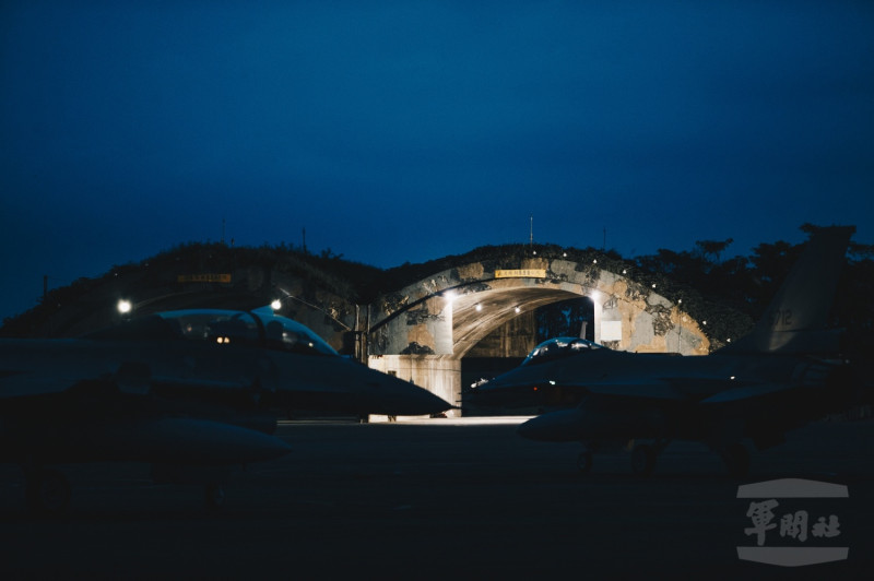 空軍第四聯隊空軍F-16戰鬥機滑出機庫，待命升空。   圖：軍聞社／提供