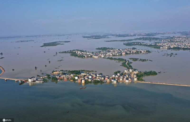 長江洪災，從空拍照可以發現，鄱陽湖周遭的村落都整個泡在水裏。   圖 : 翻攝自視覺中國