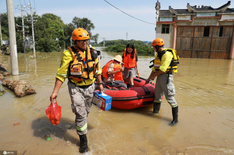 長江洪災，鄱陽湖居民的進出，都得靠橡皮艇運送。   圖 : 翻攝自視覺中國