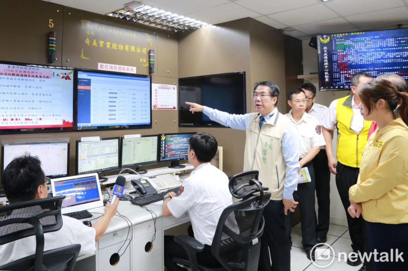 台南市長黃偉哲出席消防局「數位消防通報系統」試辦記者會，宣布與市內8家 KTV場所一同試辦「數位消防通報系統」。   圖：黃博郎／攝