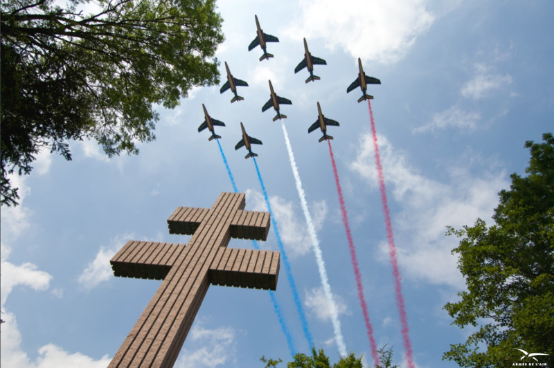 昨（14日）是法國的國慶日，戰機施放代表法國國旗的藍、白、紅三色煙火。   圖：翻攝自 Armée de l'air 推特