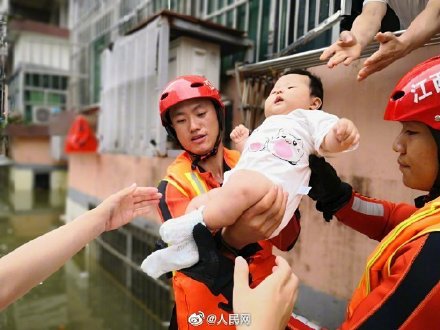 中國搜救人員前往災區，搶救受災戶。   圖：翻攝自微博