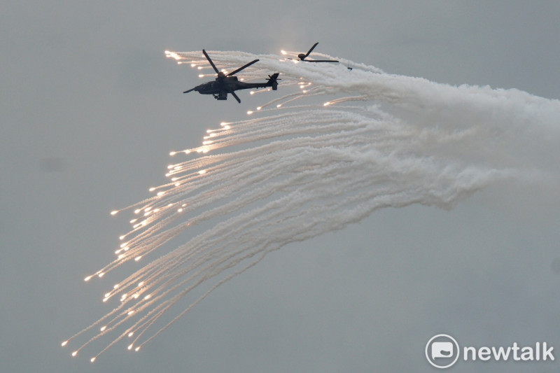 AH-64E阿帕契攻擊直昇機發射熱焰彈欺敵。 圖：張良一／攝