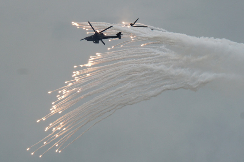 AH-64E阿帕契攻擊直昇機發射地獄火飛彈後，再發射熱焰彈欺敵。   圖：張良一/攝