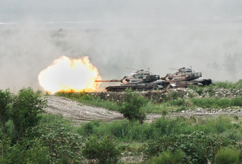 M60A3發射火砲迎擊進犯敵軍。   圖：張良一/攝