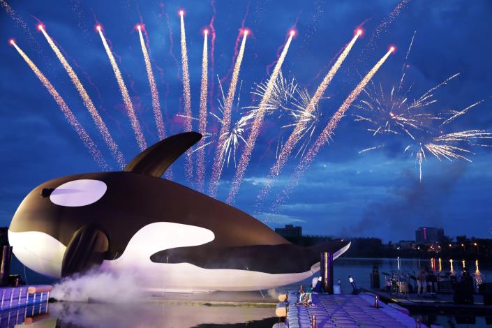 全球最大虎鯨裝置藝術停泊台南，展到10/18。   圖：台南市政府／提供
