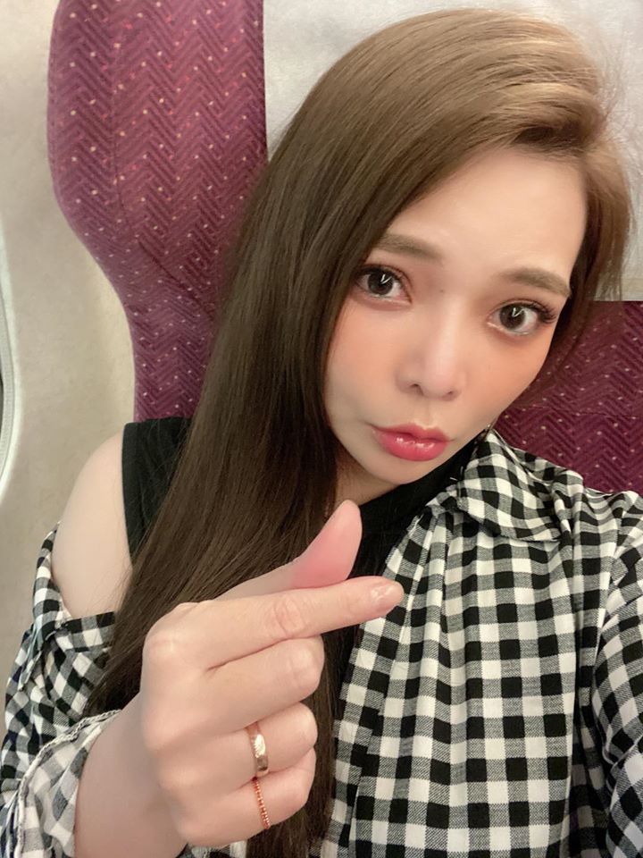 35歲女星小甜甜(張可昀)今年5月被拍到與男友騎機車外出，近期受訪時坦言，是小男友主動告白。   圖：翻攝小甜甜臉書粉絲專頁