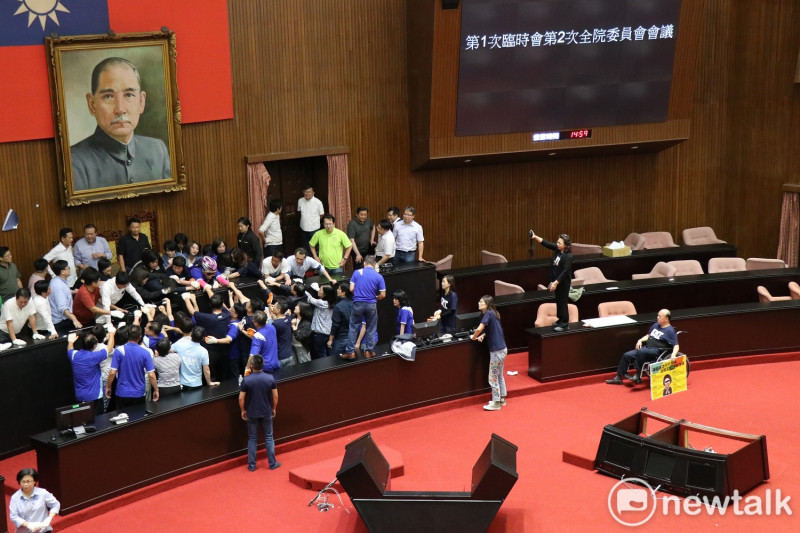國民黨立委一個接著一個被抬出一場，僅剩陳玉珍死守主席台。   圖:謝孟華/攝