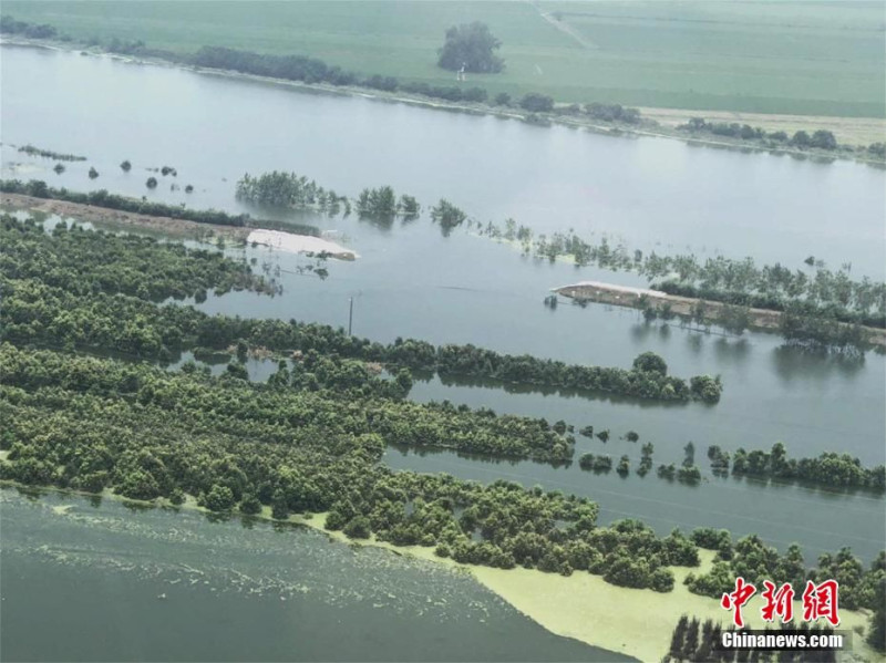 富河嚴重潰堤，出現約兩公里長的缺口。   圖：翻攝自中國新聞網